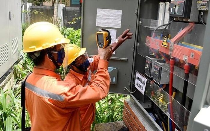 Phó thủ tướng yêu cầu khẩn trương xem xét giảm giá điện và giảm thuế tiêu thụ đặc biệt với xăng.