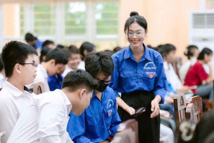 Đoàn viên thanh niên hướng dẫn người dân sử dụng, khai báo, các dịch vụ công trực tuyến trên điện thoại thông minh. (Ảnh NH)