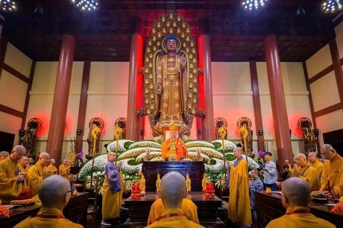 Tôn tượng Phật A Di Đà bằng gỗ giáng hương cao 8 m, nặng 16 tấn – công trình điêu khắc đặc sắc được xác lập kỷ lục Việt Nam. Ảnh: Sưu tầm.