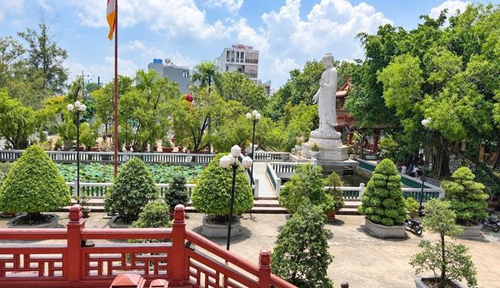 Không gian xanh mát cùng hồ sen thanh tịnh tạo nên nét đẹp yên bình, gần gũi với thiên nhiên trong khuôn viên chùa Huệ Nghiêm. Ảnh: Tường Quang.