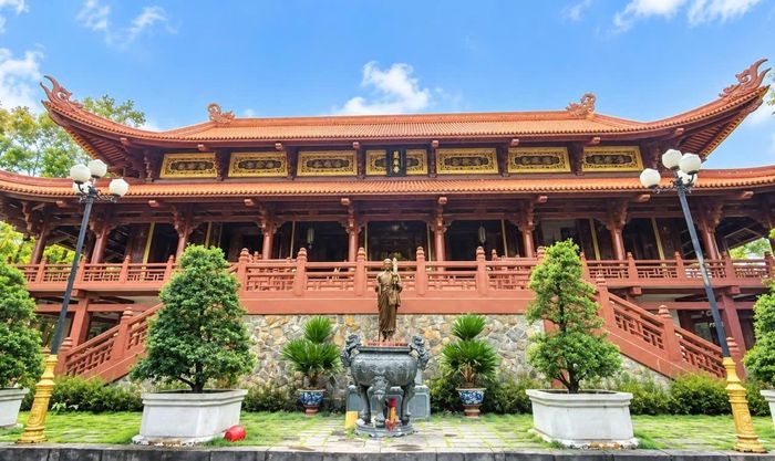 Kiến trúc chùa Huệ Nghiêm mang vẻ đẹp trang nghiêm, nổi bật với những đường nét truyền thống và sắc gỗ trầm ấm. Ảnh: Đức Linh.