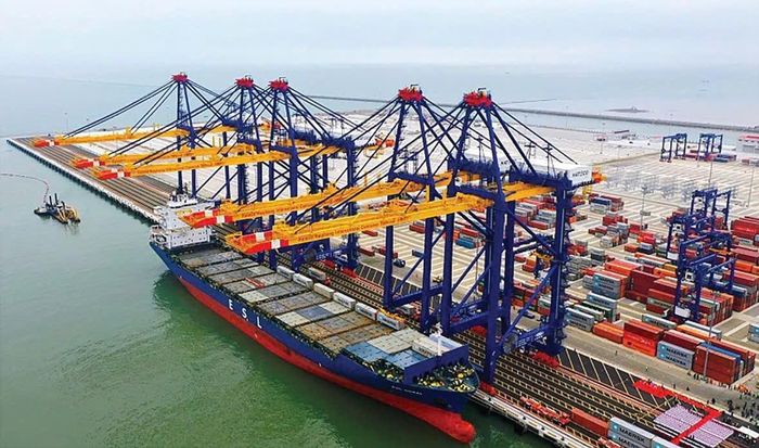 Hoạt động xếp dỡ container tại khu bến cảng Lạch Huyện, Hải Phòng, góp phần phục vụ xuất nhập khẩu hàng hóa.