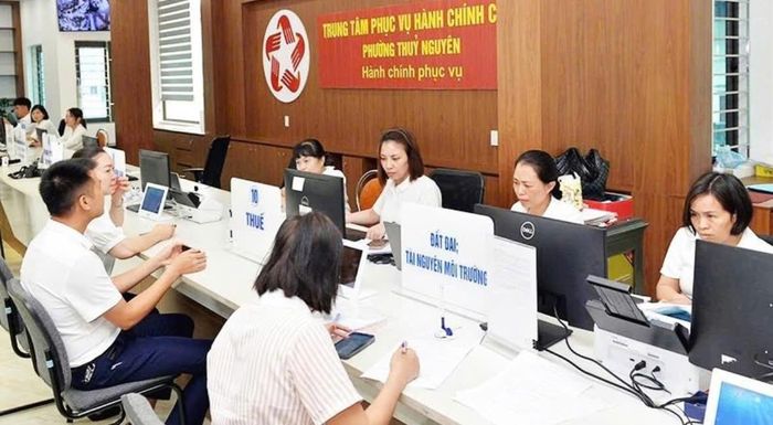 Người dân thực hiện thủ tục về thuế, đất đai tại Trung tâm Phục vụ hành chính công phường Thủy Nguyên, Hải Phòng.