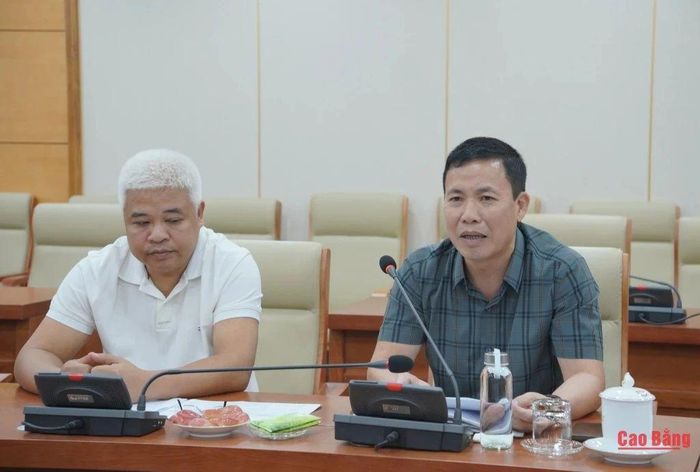 Đại diện doanh nghiệp trao đổi tại buổi làm việc về những khó khăn, vướng mắc trong quá trình hoàn thiện thủ tục và triển khai Dự án Bauxite Táp Ná. Ảnh: Báo Cao Bằng.