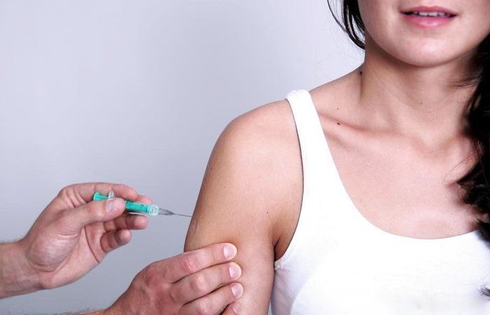 Do virus cúm biến đổi theo thời gian và miễn dịch sau tiêm có thể suy giảm, người dân nên tiêm vaccine cúm hằng năm. Ảnh minh họa