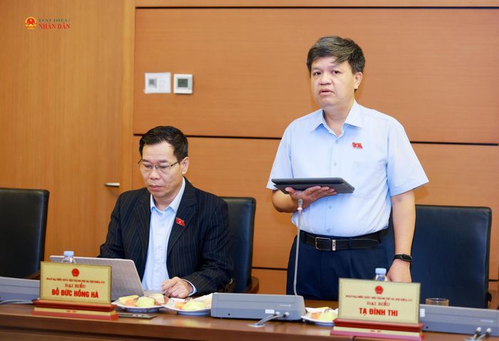 ĐBQH Tạ Đình Thi phát biểu thảo luận tại Tổ 1. Ảnh: Văn Tuyến