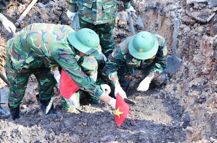 Ngày 27/10, các lực lượng tìm kiếm, quy tập 4 hài cốt liệt sĩ tại công viên Lê Thị Riêng