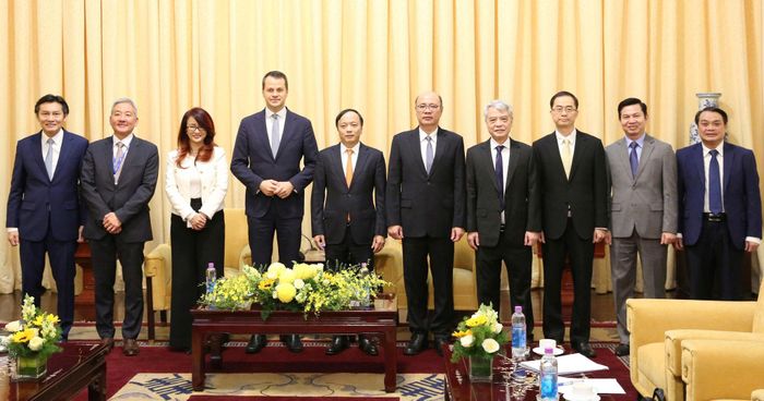 Các đại biểu chụp hình lưu niệm tại buổi gặp
