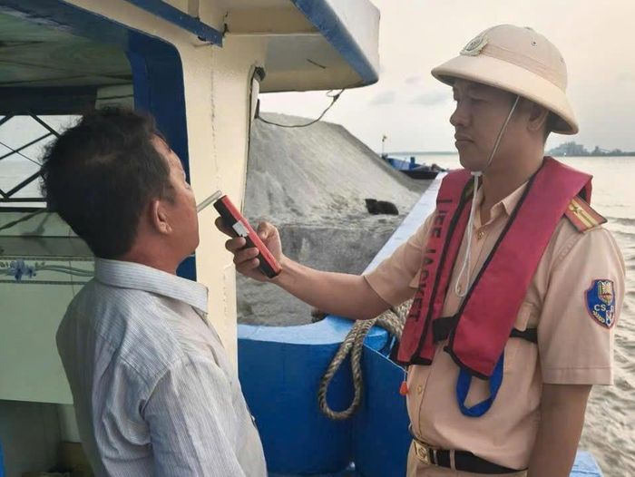 Công an TP. Hồ Chí Minh tuần tra, kiểm soát vi phạm nồng độ cồn trên đường thủy