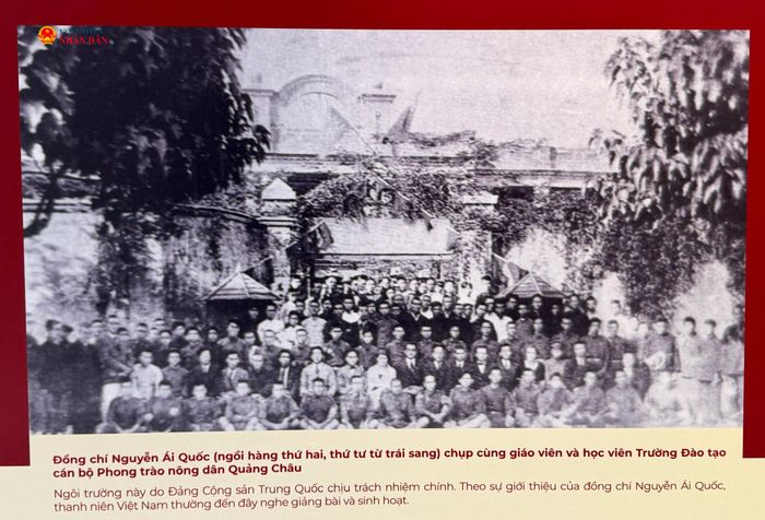 Lãnh tụ Nguyễn Ái Quốc với giáo viên và học viên Trường Đào tạo cán bộ Phong trào nông dân Quảng Châu