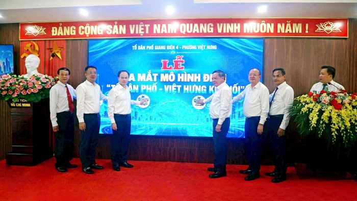 Lãnh đạo phường Việt Hưng thực hiện nghi thức ra mắt mô hình điểm “Tổ dân phố - Việt Hưng kết nối”. Ảnh: Văn Anh