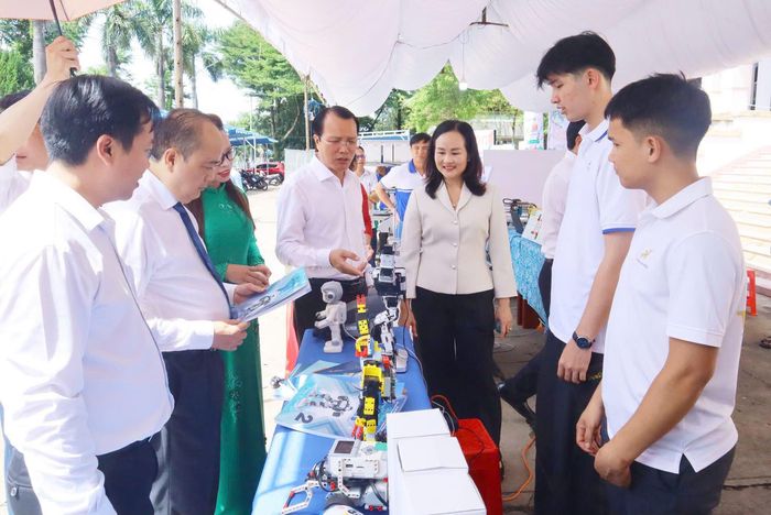 Không gian đổi mới sáng tạo và chuyển đổi số phường Bình Phước được xây dựng từ việc khai thác công năng sẵn có của trụ sở dôi dư để đầu tư thành không gian đa chức năng. Ảnh: Mỹ Hạnh