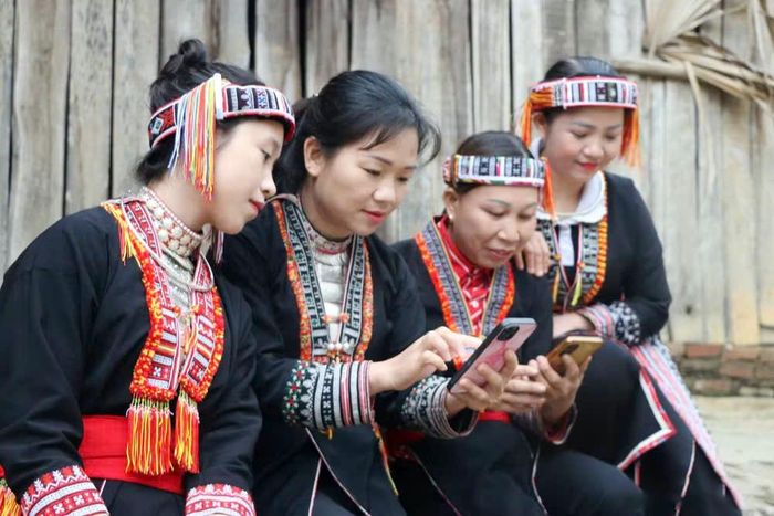 Người dân vùng cao của tỉnh Lào Cai tích cực học tập và ứng dụng công nghệ số để phục vụ công việc và cuộc sống. Ảnh: Tường Vy