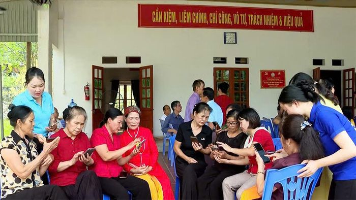 Người dân vùng cao của tỉnh Lào Cai tích cực học tập và ứng dụng công nghệ số để phục vụ công việc và cuộc sống. Ảnh: Tường Vy