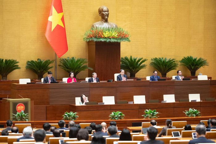 Sáng 11/12/2025, Quốc hội biểu quyết thông qua Nghị quyết sửa đổi, bổ sung một số điều của Nghị quyết số 98/2023/QH15 về cơ chế, chính sách đặc thù phát triển TP. Hồ Chí Minh. Ảnh: Phạm Thắng
