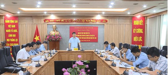 Trưởng Ban Dân tộc HĐND tỉnh Thanh Hóa Lương Tiến Thành chủ trì buổi làm việc của Đoàn giám sát với Sở Nông nghiệp và Môi trường. Ảnh: Hồng Tư