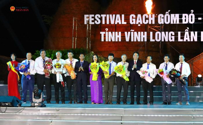 Biểu trưng tỉnh Vĩnh Long sẽ được sử dụng trong các hoạt động thông tin tuyên truyền, quảng bá giới thiệu về tỉnh; hoạt động xúc tiến đầu tư, thương mại, du lịch; các chương trình, sự kiện chính trị, văn hóa, xã hội, lễ hội. Ảnh: Vũ Châu