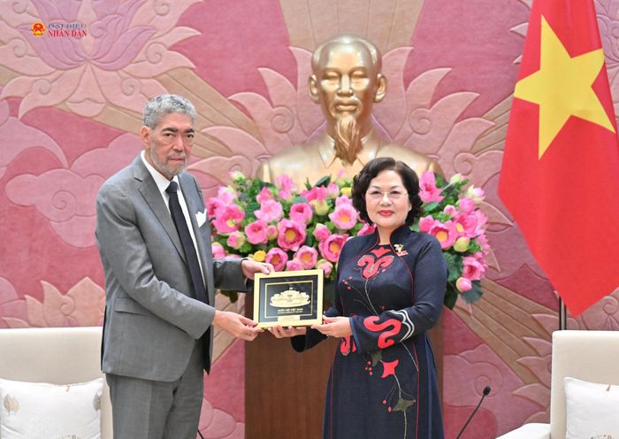 Phó Chủ tịch Quốc hội Nguyễn Thị Hồng tặng quà lưu niệm cho Tổng Bí thư Đảng MIU, Cộng hòa Dominica Miguel Mejia