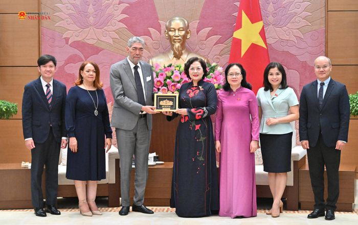 Phó Chủ tịch Quốc hội Nguyễn Thị Hồng tặng quà lưu niệm cho Tổng Bí thư Đảng MIU, Cộng hòa Dominica Miguel Mejia