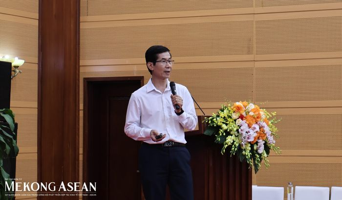  PGS TS Phạm Hoàng Lương, giảng viên cao cấp Đại học Bách khoa Hà Nội, Phó Chủ tịch Hiệp hội Năng lượng sạch Việt Nam trình bày tham luận tại diễn đàn. Ảnh: Thu Thảo/Mekong ASEAN. 