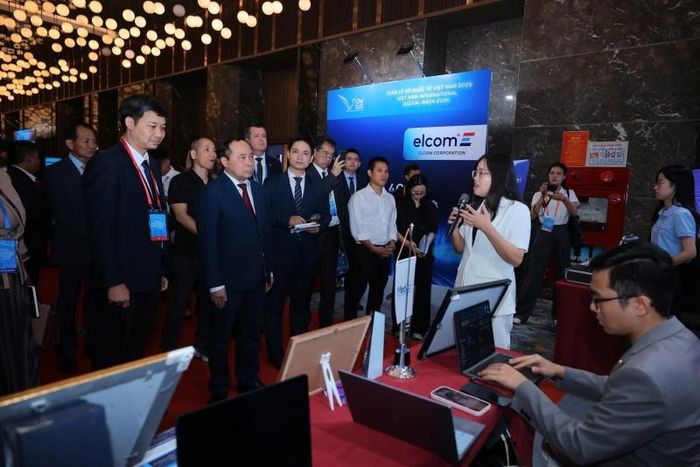 Bộ trưởng Bộ Khoa học và Công nghệ Vũ Hải Quân cùng các đại biểu đi tham quan các gian hàng trưng bày sản phẩm, giải pháp công nghệ chiến lược tiêu biểu. Ảnh: Bộ Khoa học và Công nghệ.
