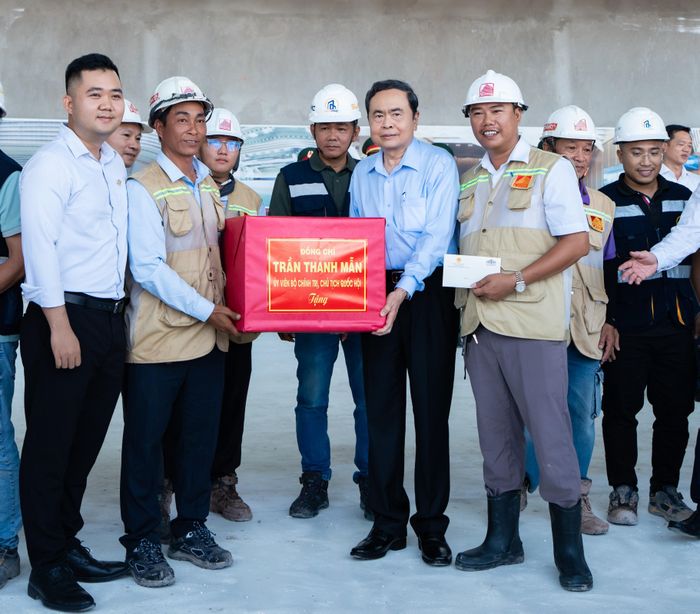 Chủ tịch Quốc hội Trần Thanh Mẫn yêu cầu đẩy nhanh tiến độ nhưng không đánh đổi chất lượng, an toàn và mỹ thuật. Ảnh: Sun Group.