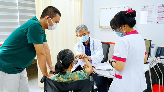 Bác sĩ Trần Chí Cường trong một lần thăm khám bệnh nhân. Ảnh: Nhân vật cung cấp.