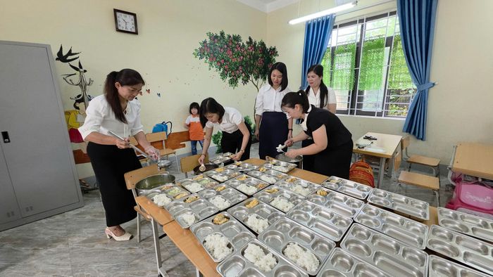 Đại diện phường Nông Trang cùng lãnh đạo và giáo viên nhà trường kiểm tra, giám sát chất lượng bữa ăn bán trú của học sinh. (Ảnh: Trương Hiếu)