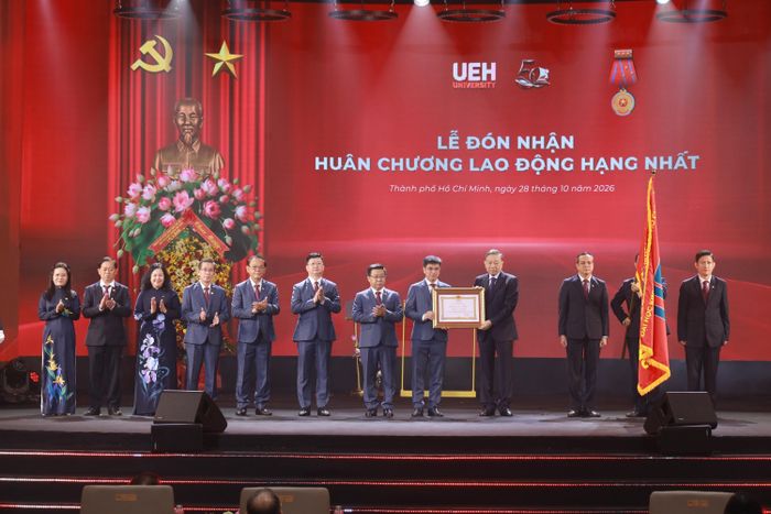 Tổng Bí thư, Chủ tịch nước Tô Lâm trực tiếp trao Huân chương Lao động hạng Nhất cho tập thể UEH