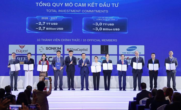 Lãnh đạo TP. Hồ Chí Minh chúc mừng đại diện 10 thành viên chính thức của Trung tâm Tài chính Quốc tế Việt Nam tại TP. Hồ Chí Minh