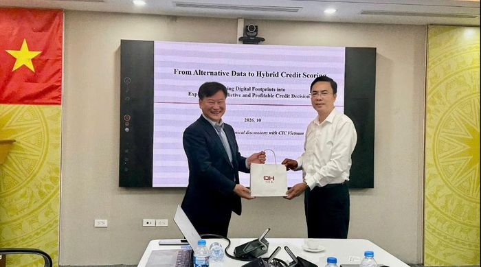 Phó Tổng Giám đốc Lê Anh Tuấn và ông Inkoo Jeon chụp ảnh kỷ niệm
