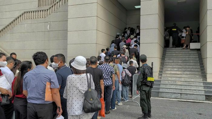 Các bị hại vào phòng xử án.