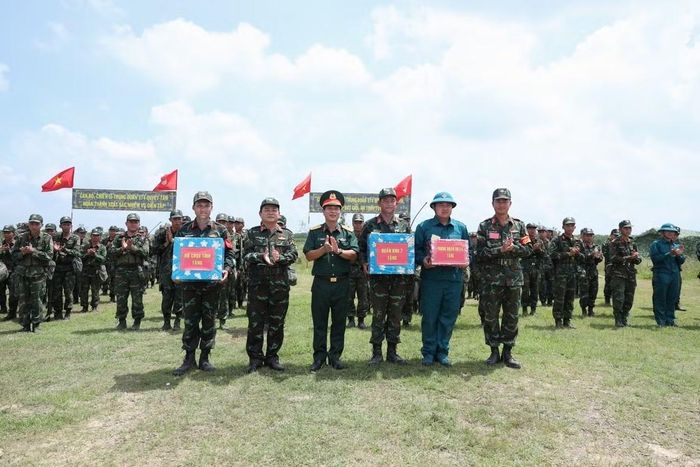 Đại tá Phùng Thế Hùng và Đại tá Trần Đình Hưng, Phó Chỉ huy trưởng, Tham mưu trưởng Bộ Chỉ huy Quân sự tỉnh Tây Ninh tặng quà biểu dương các đơn vị hoàn thành nội dung diễn tập.