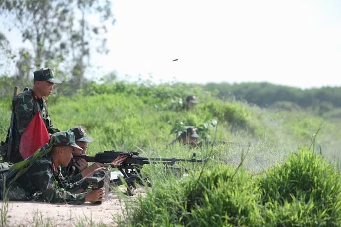 Thực hành bắn đạn thật, phối hợp hỏa lực trong diễn tập.