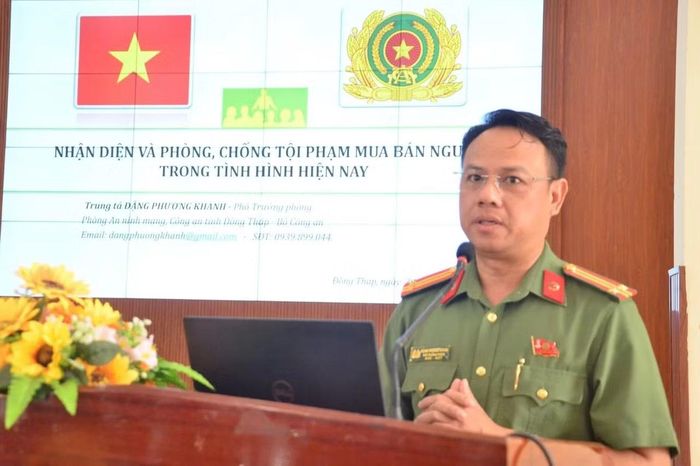 Trung tá Đặng Phương Khanh, Phó trưởng Phòng An ninh mạng chia sẻ những thông tin hữu ích về tội phạm mua bán người và tham gia mạng xã hội an toàn, lành mạnh.