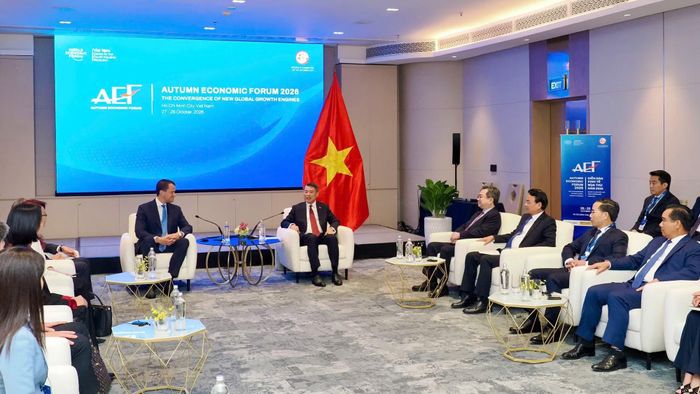 Thủ tướng Chính phủ Lê Minh Hưng và Giám đốc Diễn đàn Kinh tế Thế giới (WEF) Stephan Mergenthaler có cuộc hội kiến trước phiên khai mạc.