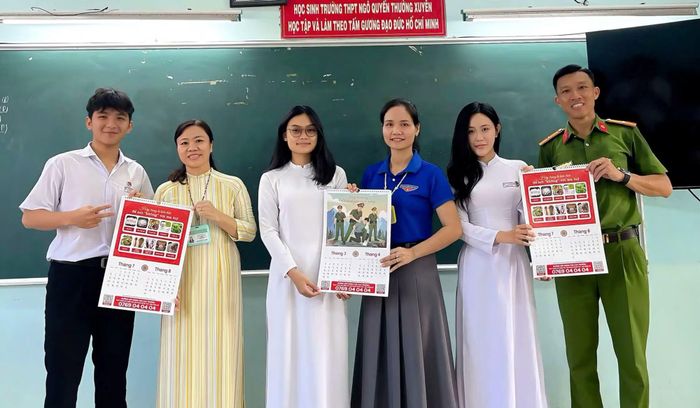 Cán bộ Phòng CSĐT tội phạm về ma túy Công an TP Đà Nẵng tuyên truyền PCMT cho học sinh Trường THPT Ngô Quyền.