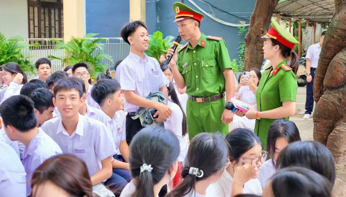 Tại các buổi tuyên truyền, học sinh được cán bộ Phòng CSĐT tội phạm về ma túy trang bị kiến thức về các loại ma túy, nhất là các dạng ma túy ngụy trang tinh vi.
