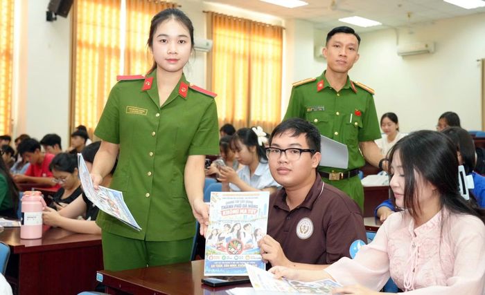 Cán bộ Phòng CSĐT tội phạm về ma túy phát tờ rơi tuyên truyền PCMT cho cán bộ Đoàn chủ chốt tại Trường Đại học Sư phạm - Đại học Đà Nẵng.