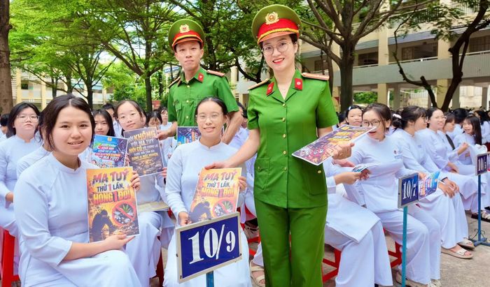 Cán bộ Phòng CSĐT tội phạm về ma túy phát tờ rơi tuyên truyền PCMT cho học sinh Trường THPT Thái Phiên.