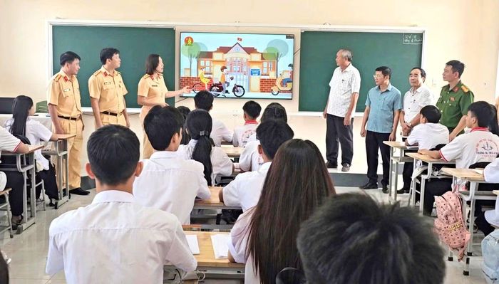 Nội dung tuyên truyền pháp luật của Cảnh sát giao thông được chuyển tải qua video, hình ảnh trực quan trên màn hình số.