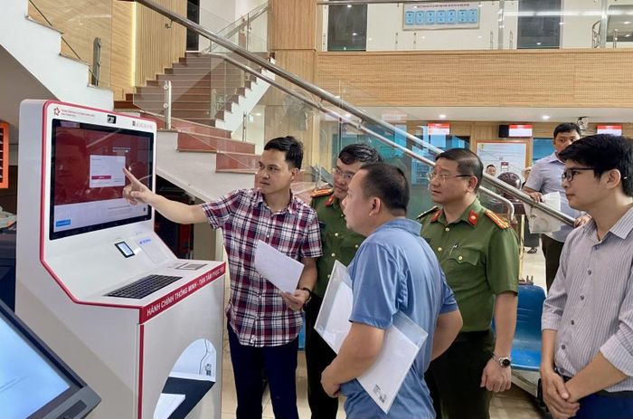 Người dân ở Thanh Hoá hào hứng trải nghiệm thực hiện thủ tục hành chính tại Kiosk thông minh.