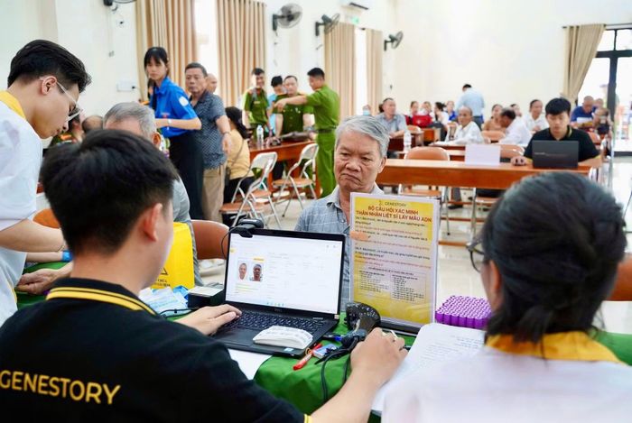Cảnh sát QLHC về TTXH Công an TP Huế phối hợp lấy mẫu sinh phẩm ADN thân nhân liệt sĩ chưa xác định rõ danh tính.