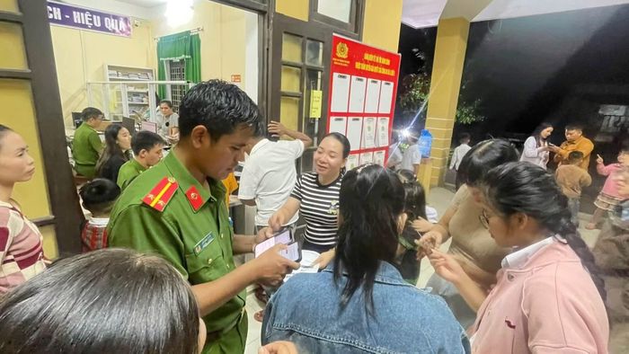 Những ngày này, tranh thủ vào buổi tối, Công an xã biên giới A Lưới 3 thu nhận hồ sơ kích hoạt tài khoản và cấp căn cước cho trẻ em.