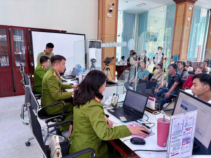 Công an TP Huế đã tổ chức 57 điểm thu nhận hồ sơ cấp thẻ căn cước để người dân chủ động lựa chọn địa điểm thuận tiện, phù hợp với nơi cư trú và điều kiện đi lại.