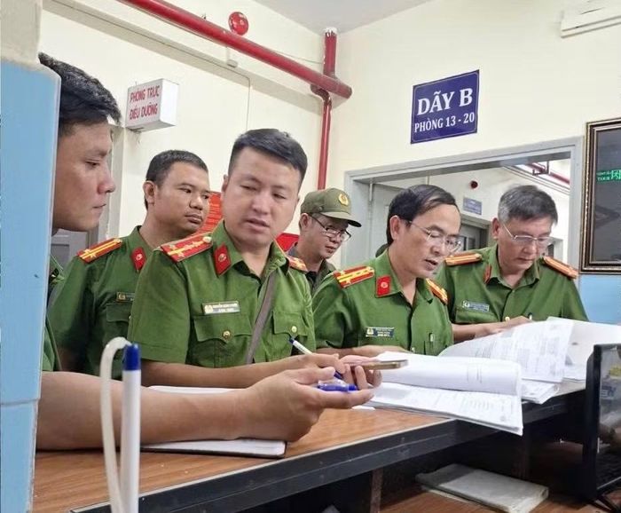Lực lượng Cảnh sát QLHC về TTXH kiểm tra công tác thông báo lưu trú tại bệnh viện.
