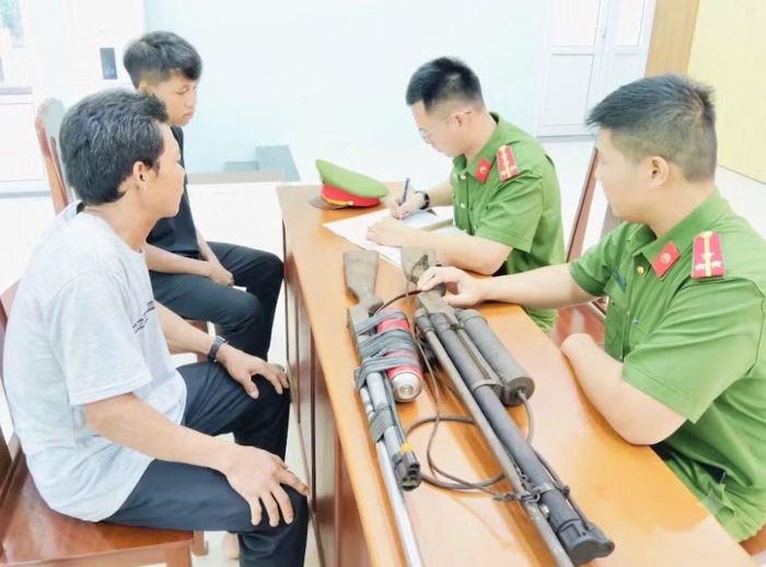 Người dân tự nguyện đến giao nộp súng tự chế tại cơ quan Công an.