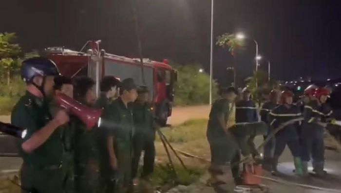 Sau khi lai dắt tàu cá vào bờ, lực lượng chữa cháy tiếp tục phun nước tránh ngọn lửa bùng phát để cơ quan chức năng làm rõ vụ việc và thống kê thiệt hại.