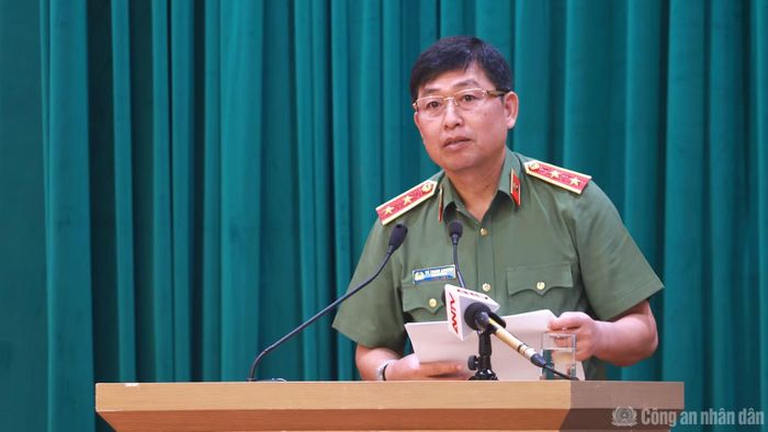 Trung tướng Vũ Thanh Chương, Cục trưởng Cục Khoa học, chiến lược và lịch sử Công an điều hành phần tham luận.