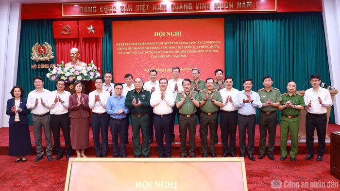 Phó Thủ tướng Thường trực Chính phủ Phạm Gia Túc, Bộ trưởng Lương Tam Quang cùng các đại biểu dự hội nghị.